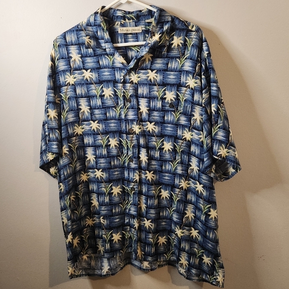 Munsingwear Men’s XL Floral Hawaiian Button-Down Shirt‎ - Blue, Palm Trees